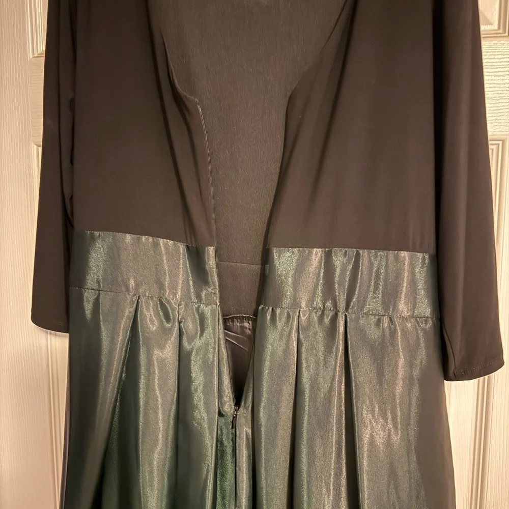 Chic Black and Green Long Sleeve Dress - Picture 4 of 7